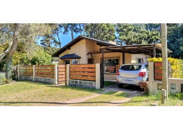 Se vende casa en Valeria del Mar con dos departamentos para renta