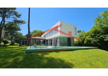 Casa en venta en Carilo 